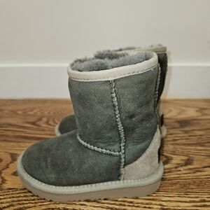 UGG Kids' Classic Short Il Water Resistant Genuine Shearling Boot Toddler